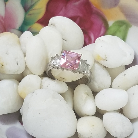 Pretty in pink ring - Picture 3 of 9